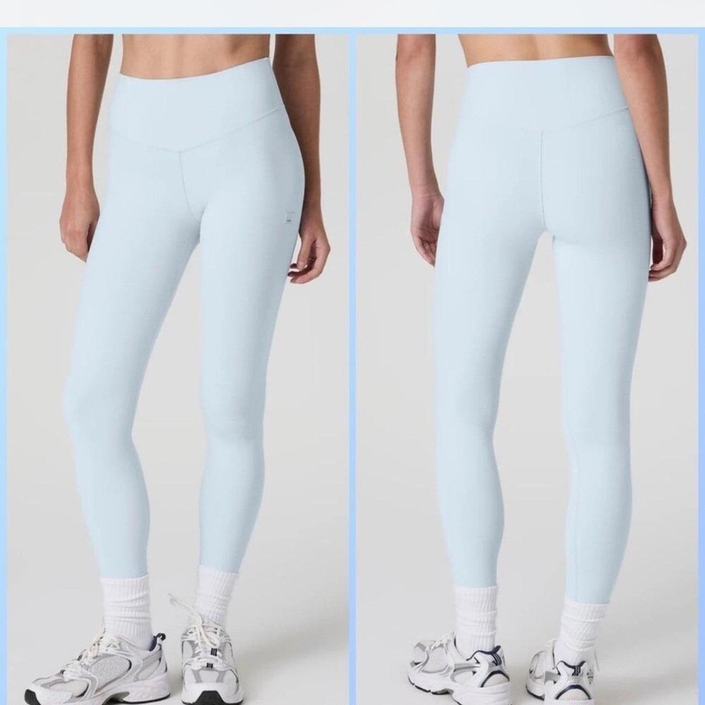 Vuori AllTheForm Legging light mist Blue‎ Size small nwot

Have not been worn